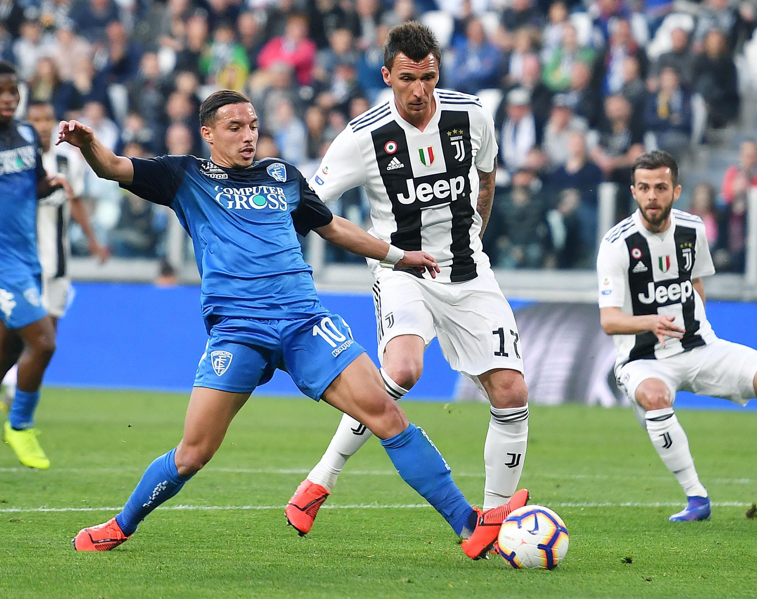 优势尽显！穆雷生涯对阵布克战绩为18胜2负（穆雷压制布克：生涯交手18胜2负）