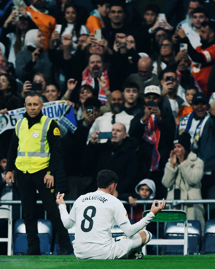 阿诺德受伤影响皇马阵容，巴尔韦德需客串右后卫，球迷呼吁调整阵型。（阿诺德伤停牵动皇马阵容，巴尔韦德改打右后卫，球迷呼吁变阵）