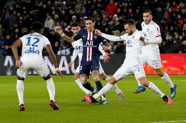 前锋关键时刻进球锁定胜利