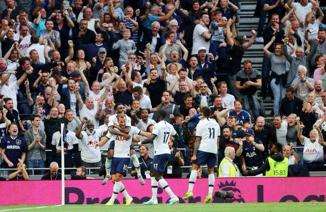 球星晒更衣室照，队内氛围引关注（球星分享更衣室照，团队氛围备受关注）