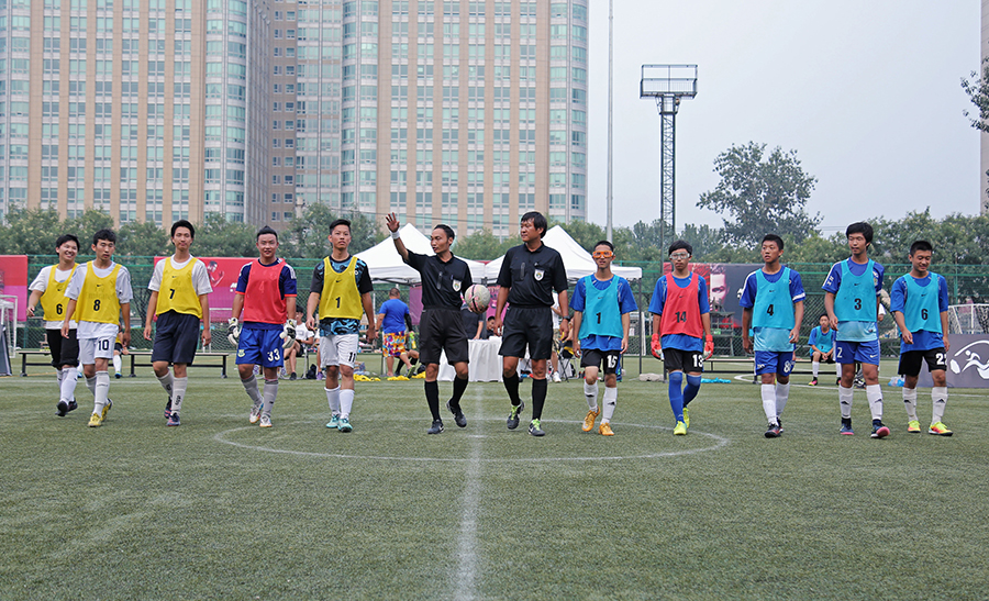 如何在足球场上保持心理稳定？（足球比赛中的心态管理指南）