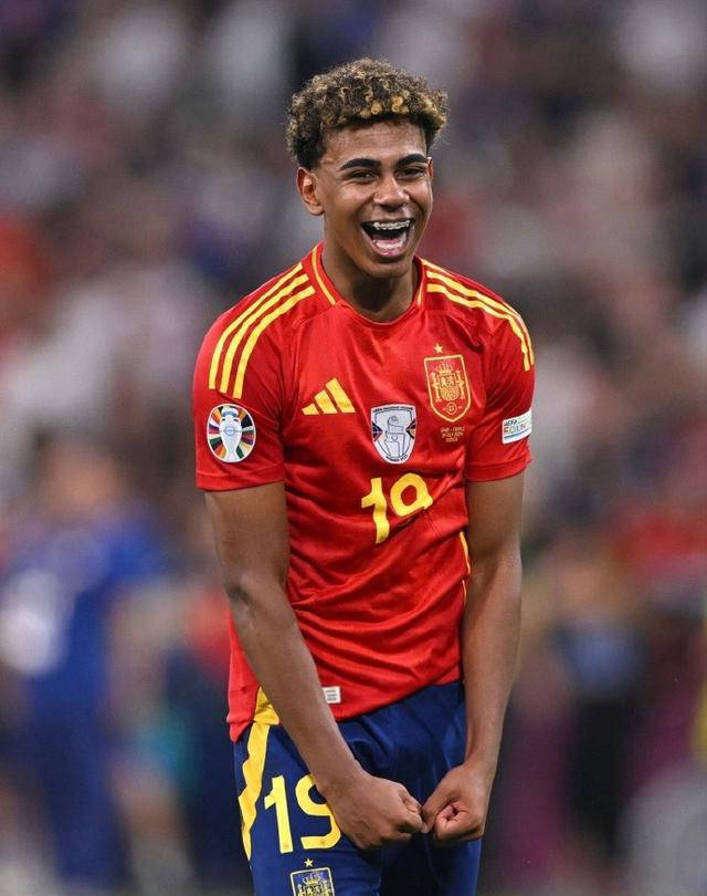 中超第30轮跑动距离榜：钟晋宝13356米居首，周定洋第二（中超第30轮跑动距离排行：钟晋宝以13356米登顶，周定洋位居第二）