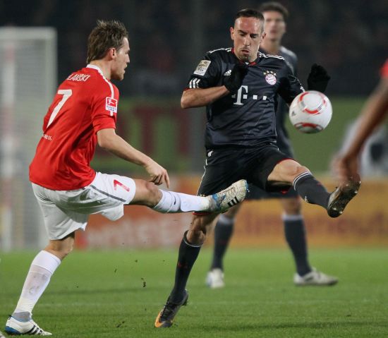 阿利亚迭雷父子分别身穿皇马与阿森纳球衣，晒出对弈图片