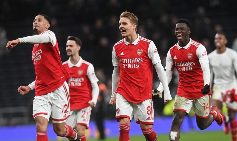 曼联本赛季在劫富济贫中表现突出，对阵强队全胜，但中下游球队难求一胜，有望争夺欧冠资格。（曼联本季劫富济贫显著：强强对话全胜，打弱旅难求一胜，欧冠席位在望）