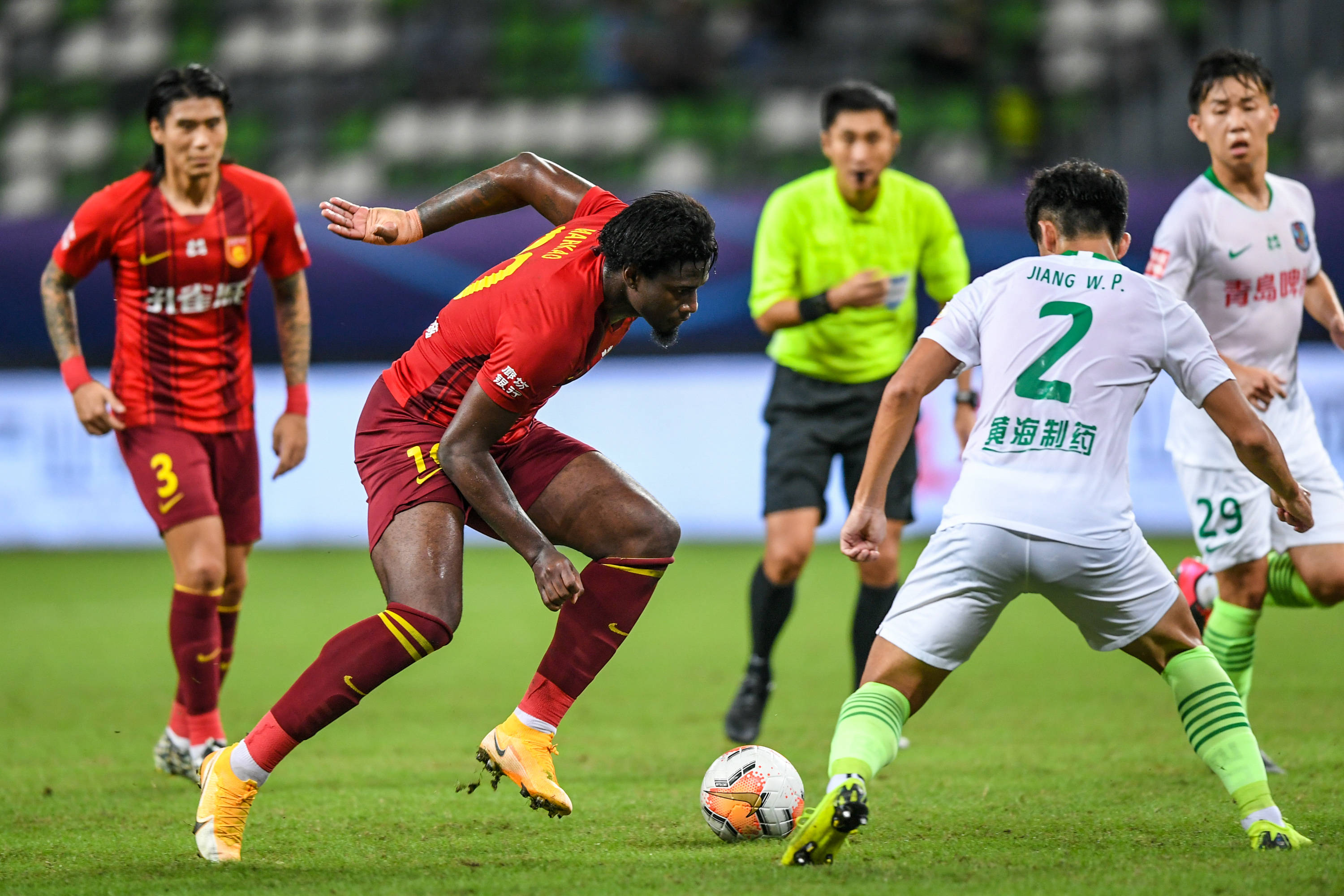 记者：邵佳一执教国足会带着部分在青岛西海岸的助手（记者称邵佳一若执掌国足，将带上部分青岛西海岸助手）