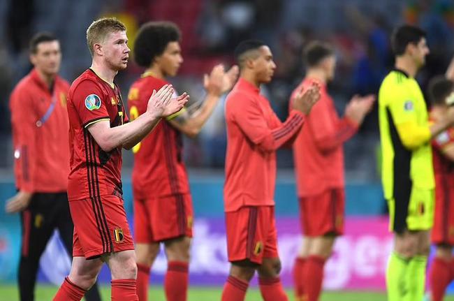 拜仁官方：格纳布里因膝盖问题缺席今日比赛