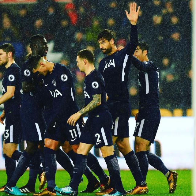 齐达内晒和樊振东打球照片，足球界与乒乓球界梦幻联动，网友：好帅！（齐达内晒与樊振东对打合影，足坛乒坛梦幻同框，网友直呼：太帅了！）